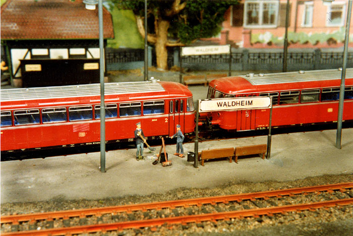 Foto: H0-Anlage "Waldheim" - ein "Schienenbus" am Nebenbahnsteig